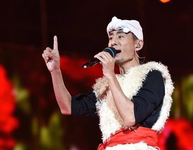 《星光大道》一曲成名,收入千万却被戳穿假农民身份,如今成软饭男?