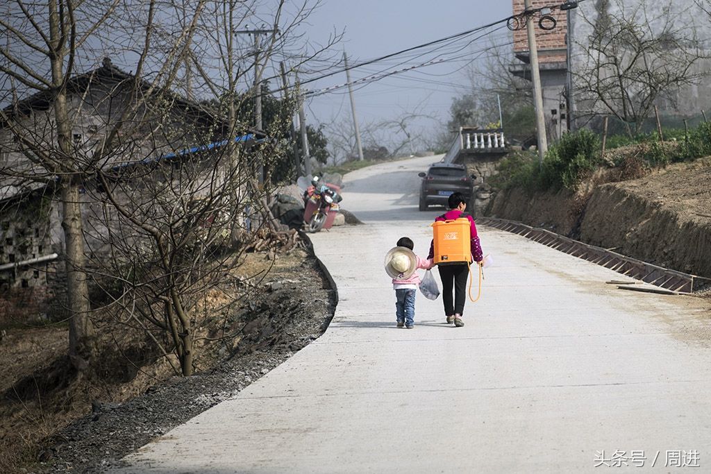 湖北省大路坝乡谭家坪村,祖孙俩准备去地里干活.