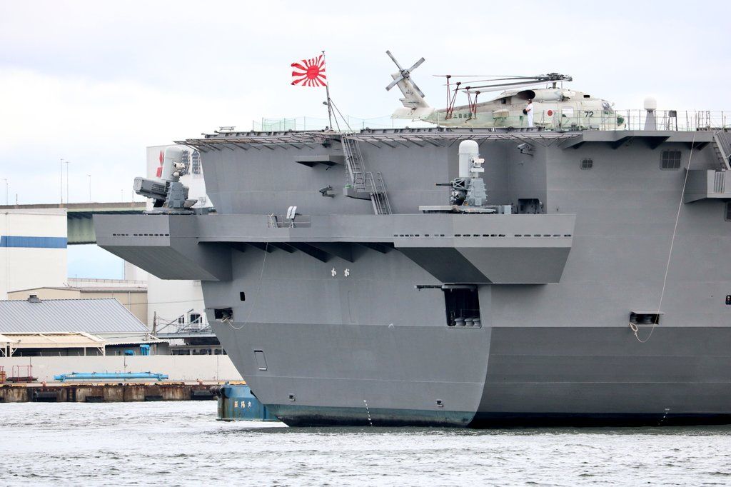 日本准航母两栖攻击舰加贺号面向民众开放参观转