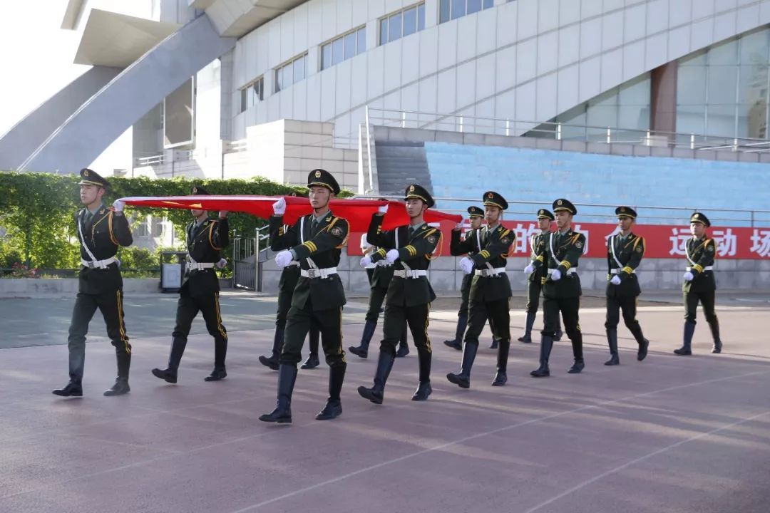 6月10日清晨,外國語學院在大同大學御東校區天翔體育館舉行升旗儀式.