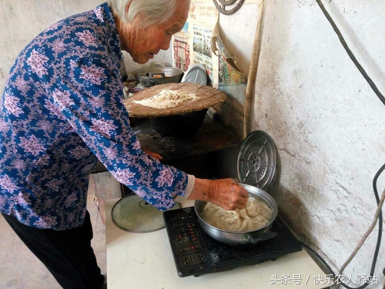 10张农村老人做饭图,城里的游子不忍心看