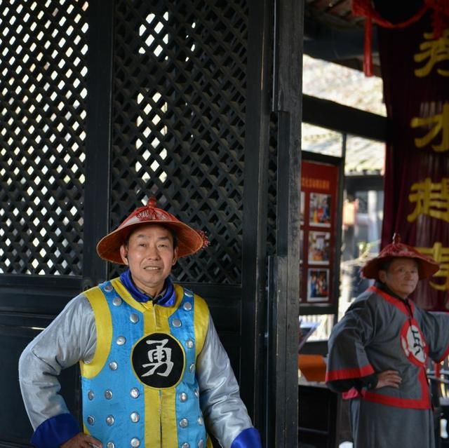 为何清朝士兵有的胸前绣着"兵"字,有的绣着"勇"字?