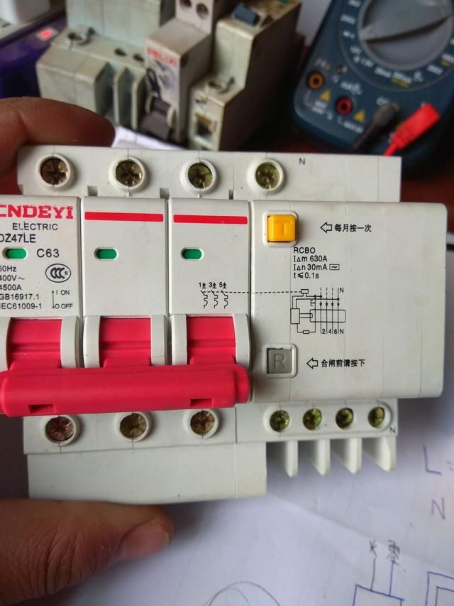 電工知識:家裡的空開和漏保接線有什麼規定?接錯了後果很嚴重