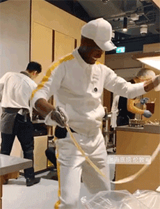 而且据说伦敦海底捞的甩面师,是一个外国小哥,甩起来超级带感!