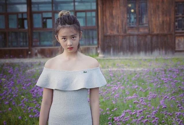 大波浪抹胸裙露脐装黄磊13岁女儿多多越来越敢穿