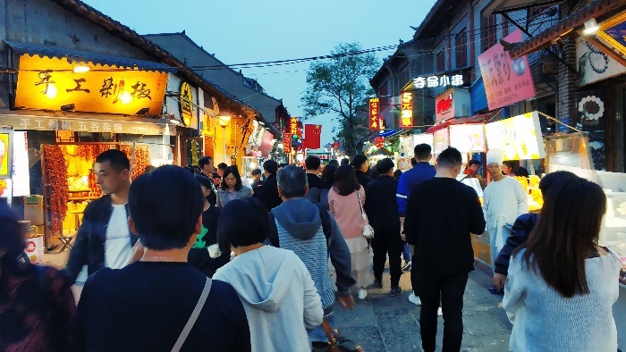 丽景门走到头出来便是小吃街,整整一条街满是种种各样的小吃