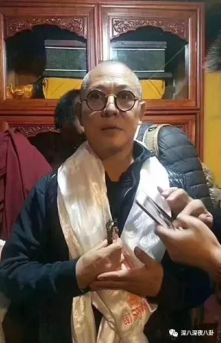 李连杰如今两鬓斑白,身形佝偻,走路都得人扶着点儿了