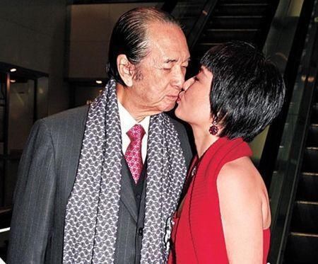 26岁却嫁给大她39岁的老头,今坐老公腿上秀恩爱,右手却亮了