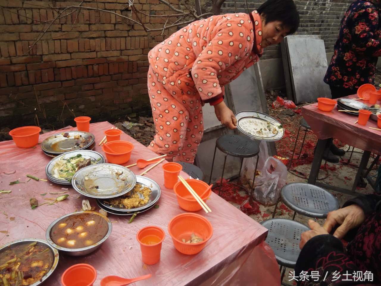 參加農村酒席,大媽們動作太快,還沒來及拿筷子就光盤了