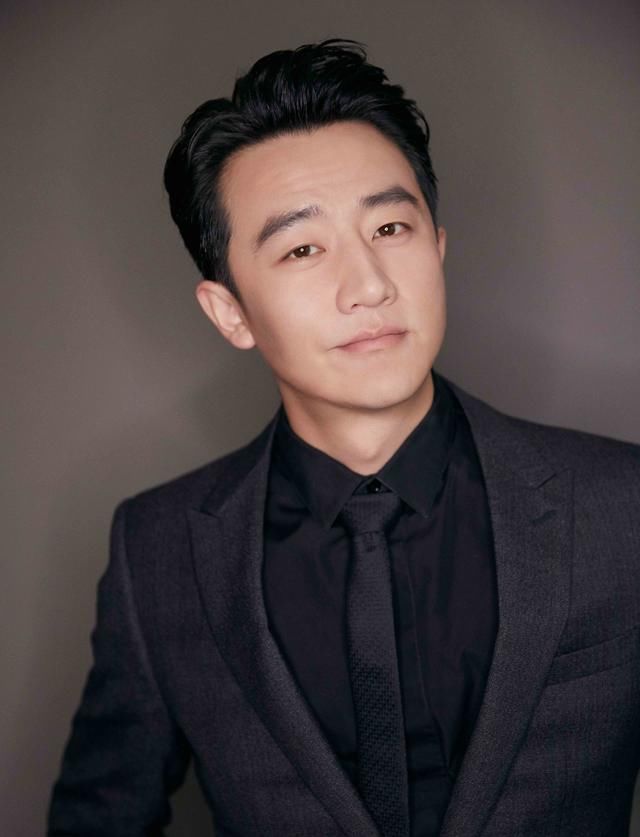 黄轩以一袭灰色西服套装造型帅气亮相