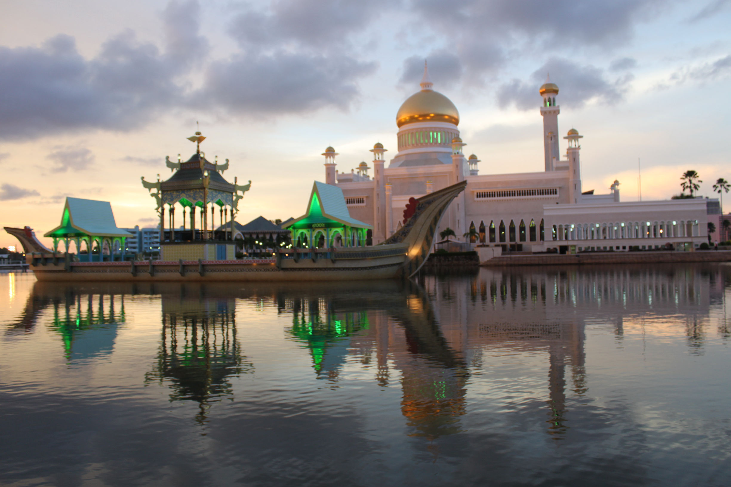 虽然面积只有5000多平方公里,石油产量和储量在东南亚仅次于印尼.