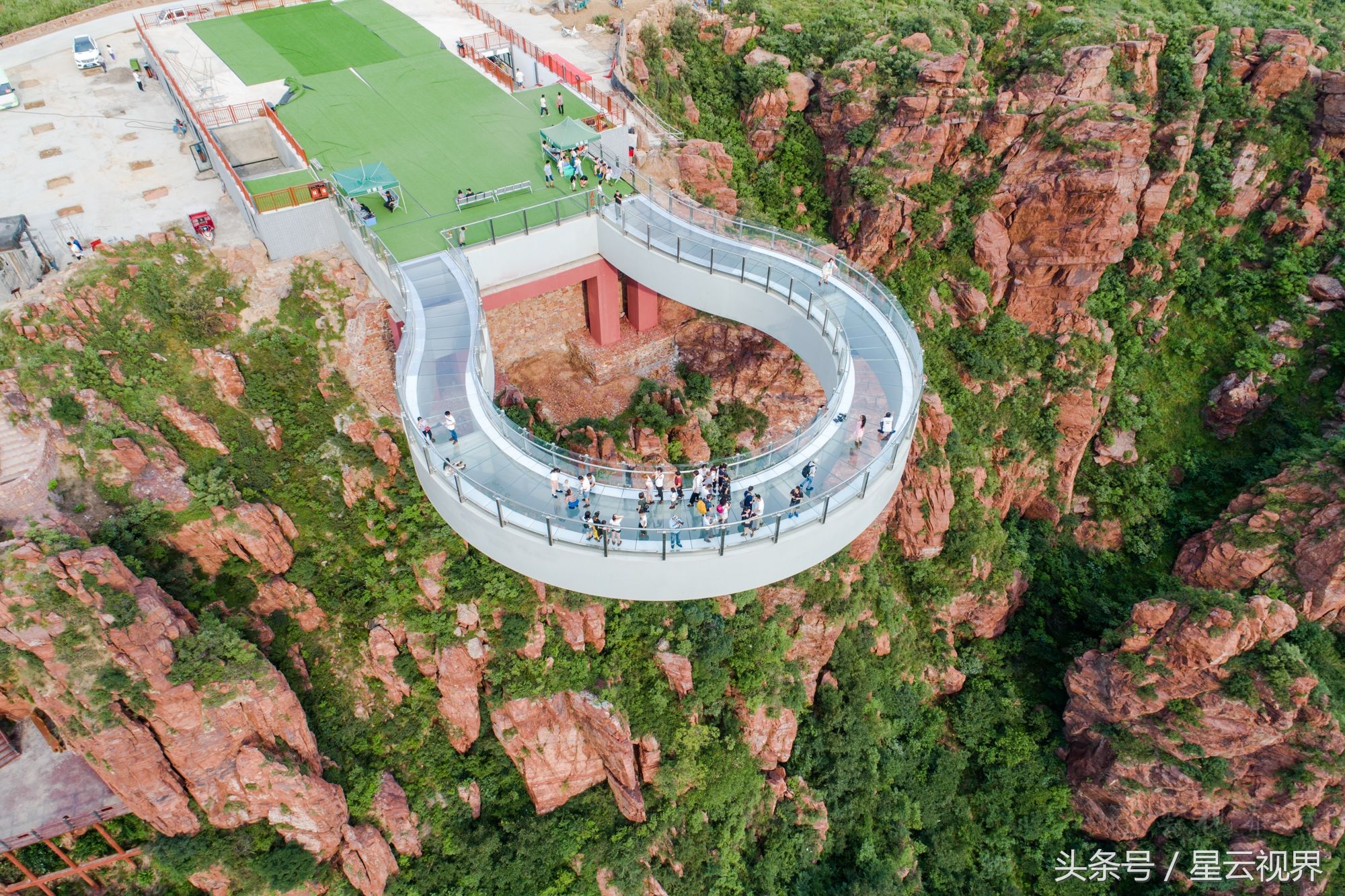 新晋网红拍照地 河南新密伏羲山红石林高空玻璃环廊 伸出悬崖30米