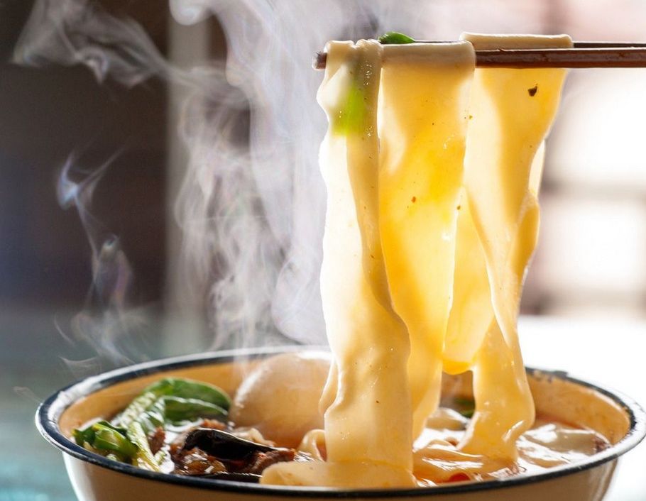 卤子是关键,用料包括茴香,花椒,桂皮,面酱,食盐,红辣椒,羊油和羊肉等.