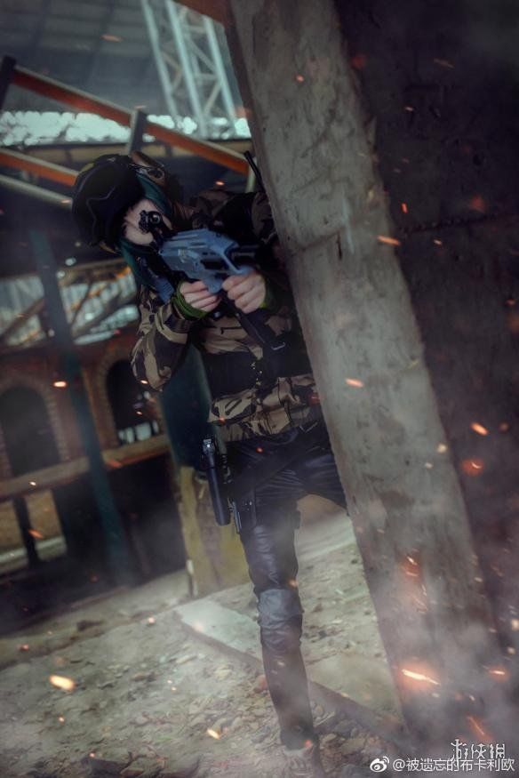 《彩虹六号:围攻》cos 坚强的波兰小姐姐神还原!