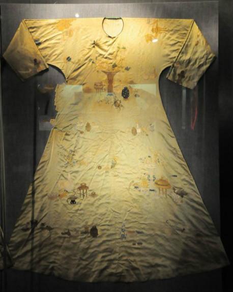 赤峰博物馆如今珍藏着一些荣宪公主墓中出土的精美文物,其中有三件袍