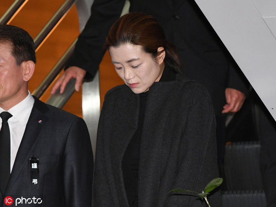 医疗院殡仪馆,赵亮镐之长女赵显娥,次女赵显昰等家族成员赴灵堂悼念