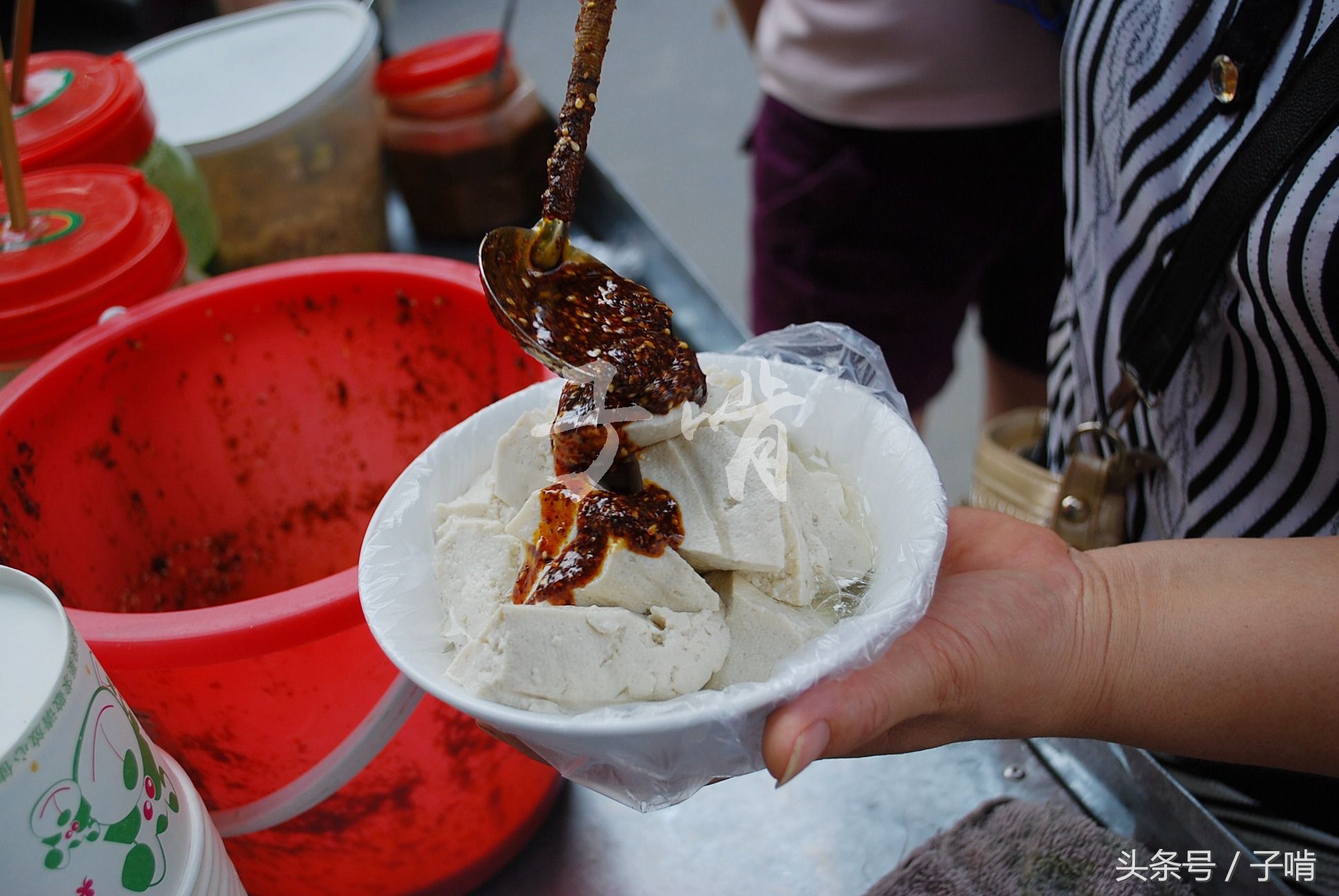 农村大嫂卖豆腐晚上才出摊,5元一份每天卖200碗4小时卖完