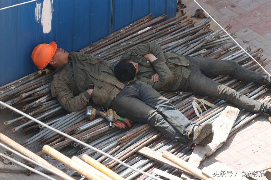 背井离乡来青岛打拼实拍农民工午休劳作席地而睡让人心酸