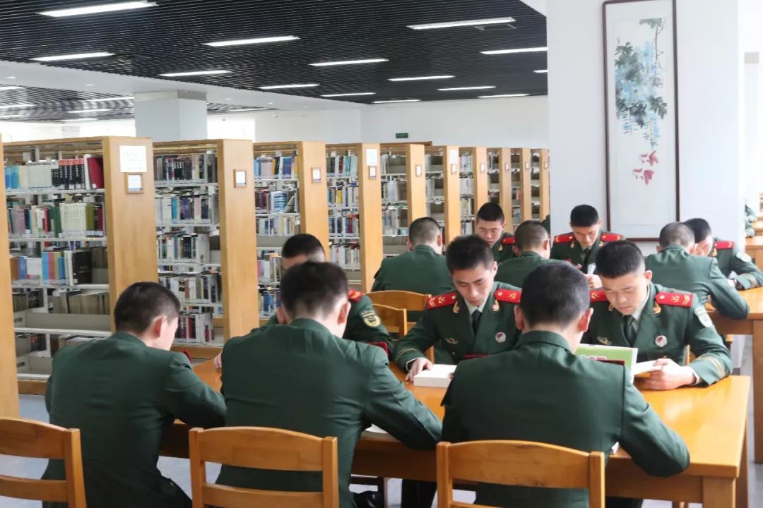 马鞍山支队官兵携手马鞍山市图书馆举行"我和图书馆有个约会"主题活动