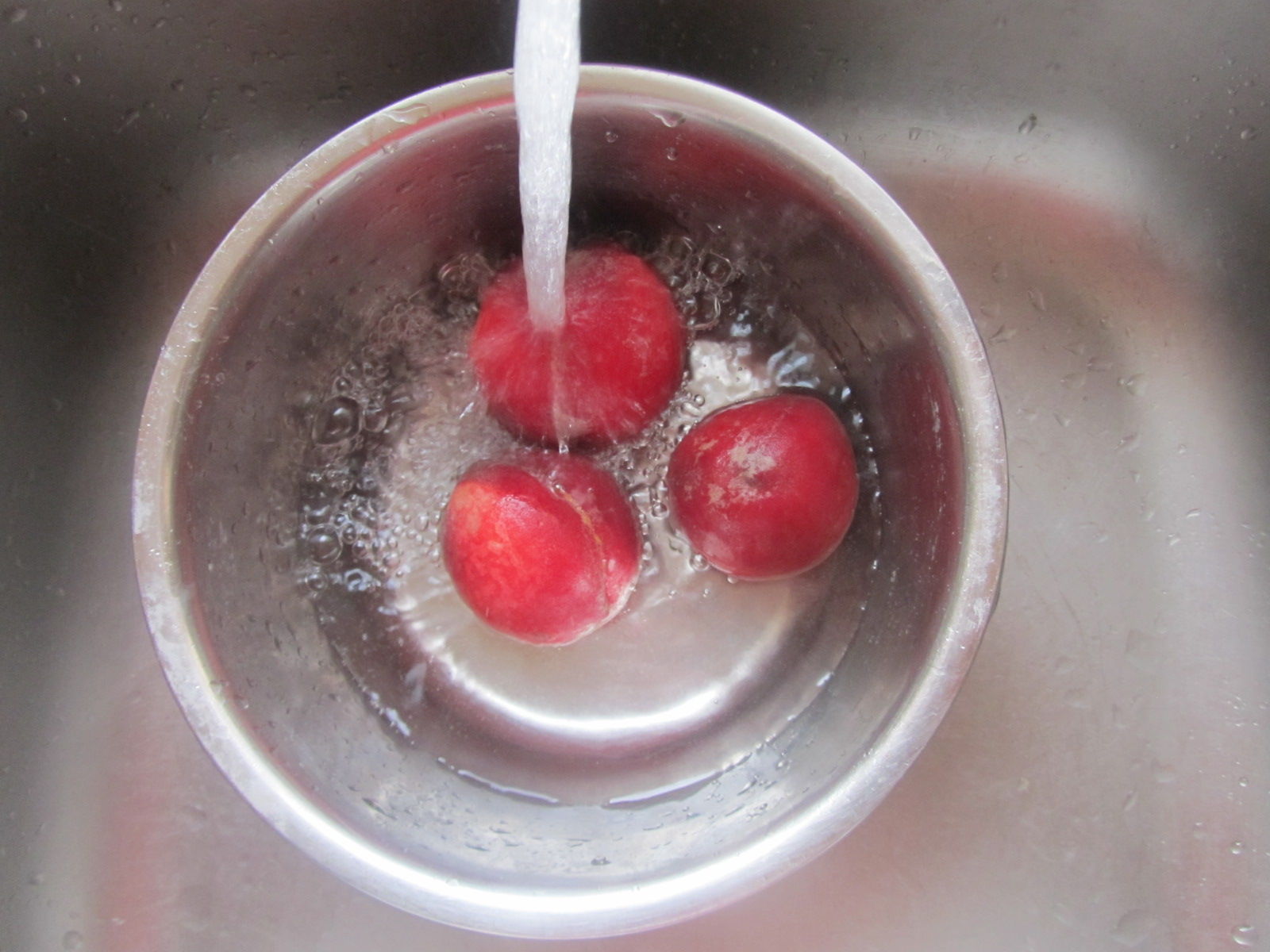 告诉你一个洗桃子的小技巧!